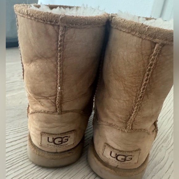 Kids UGG Classic size 12 Big Kids - Picture 5 of 8